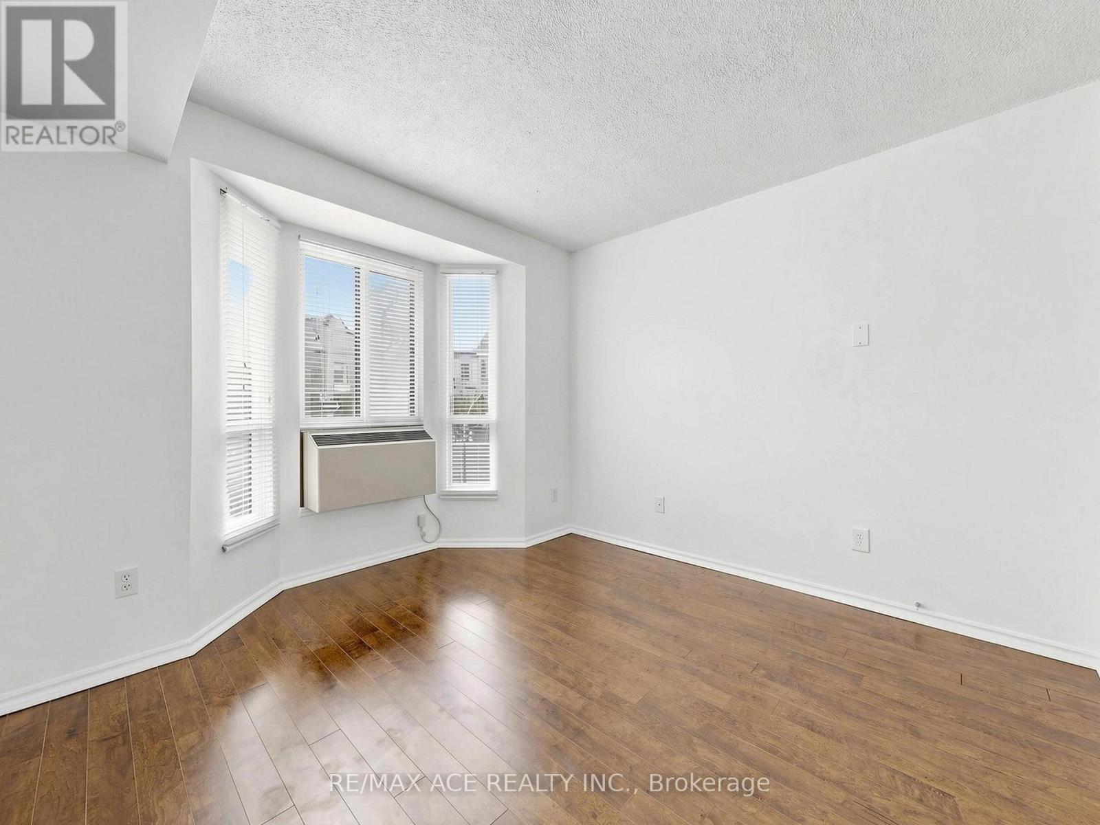 14 - 660B WELLINGTON STREET W — photo 14