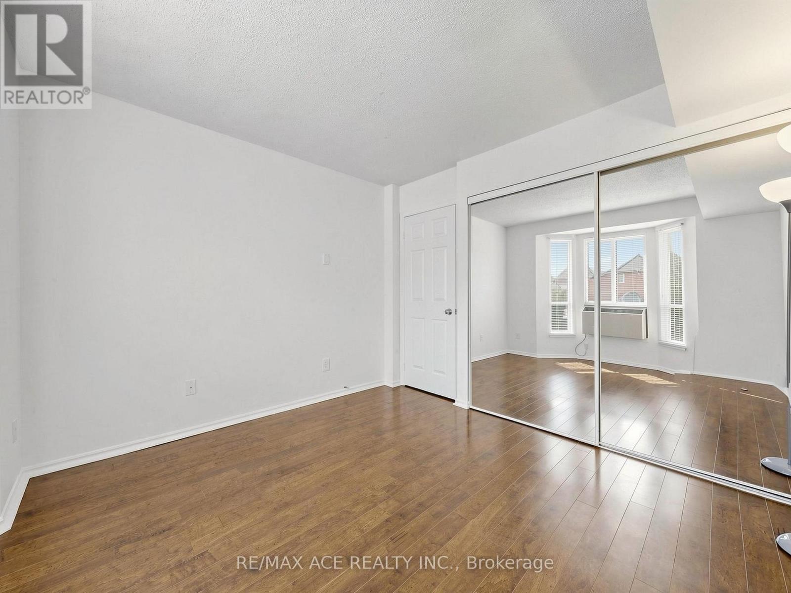 14 - 660B WELLINGTON STREET W — photo 15