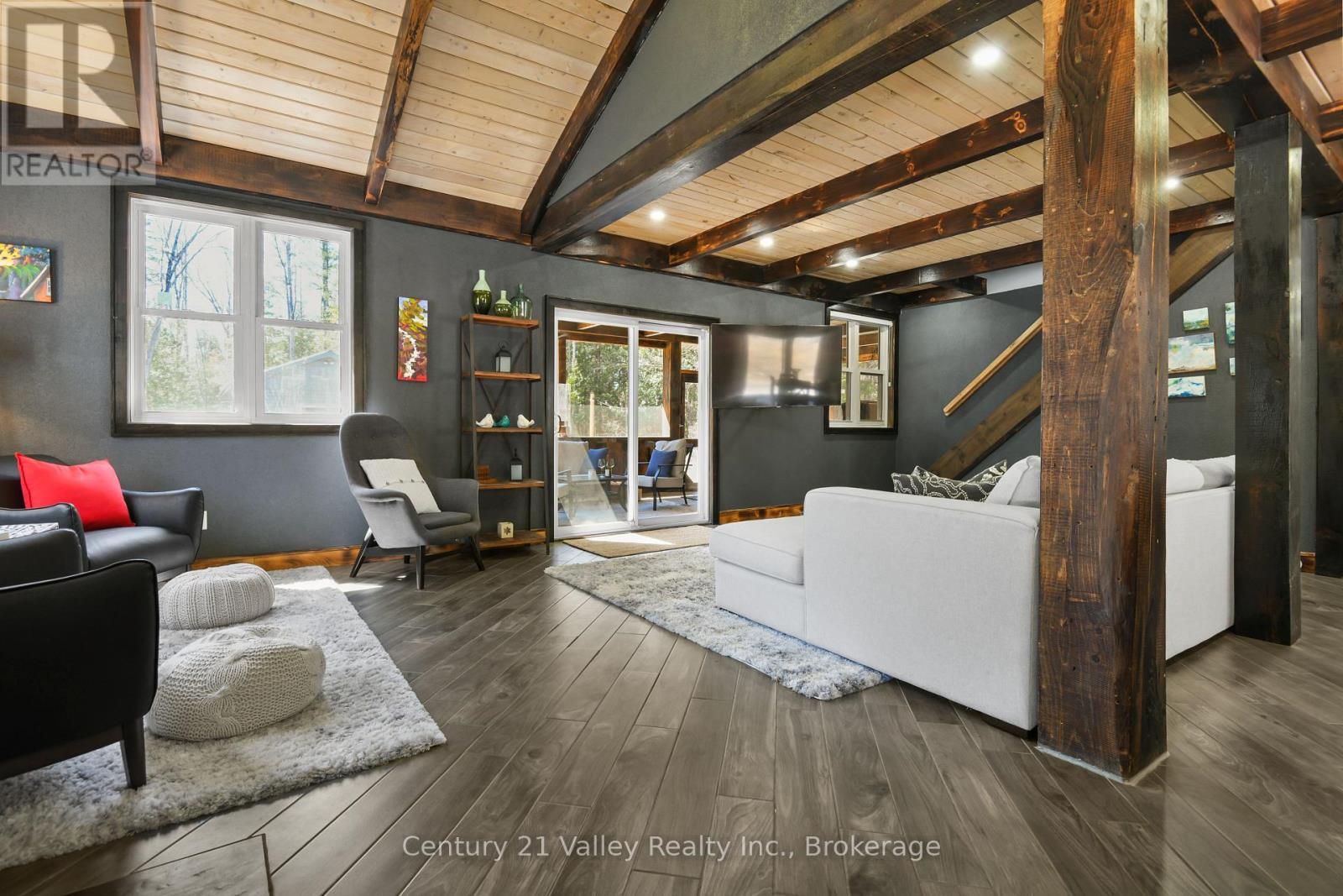 Open room creating different seating vignettes