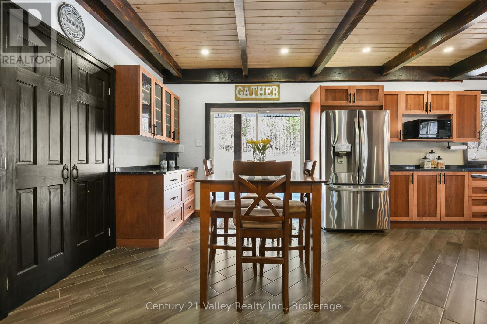 Dining/breakfast nook