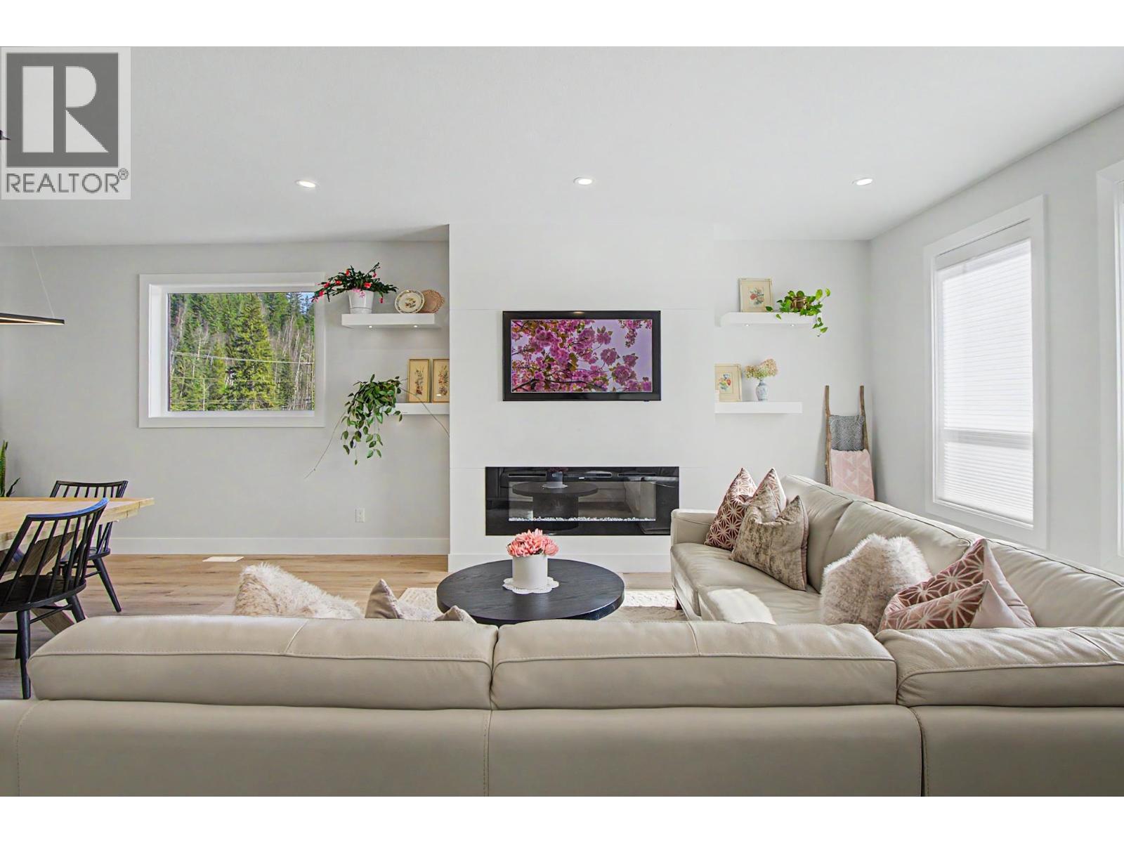 Photo 12 of 31 — 4192-4194 MEARS COURT · Prince George, BC