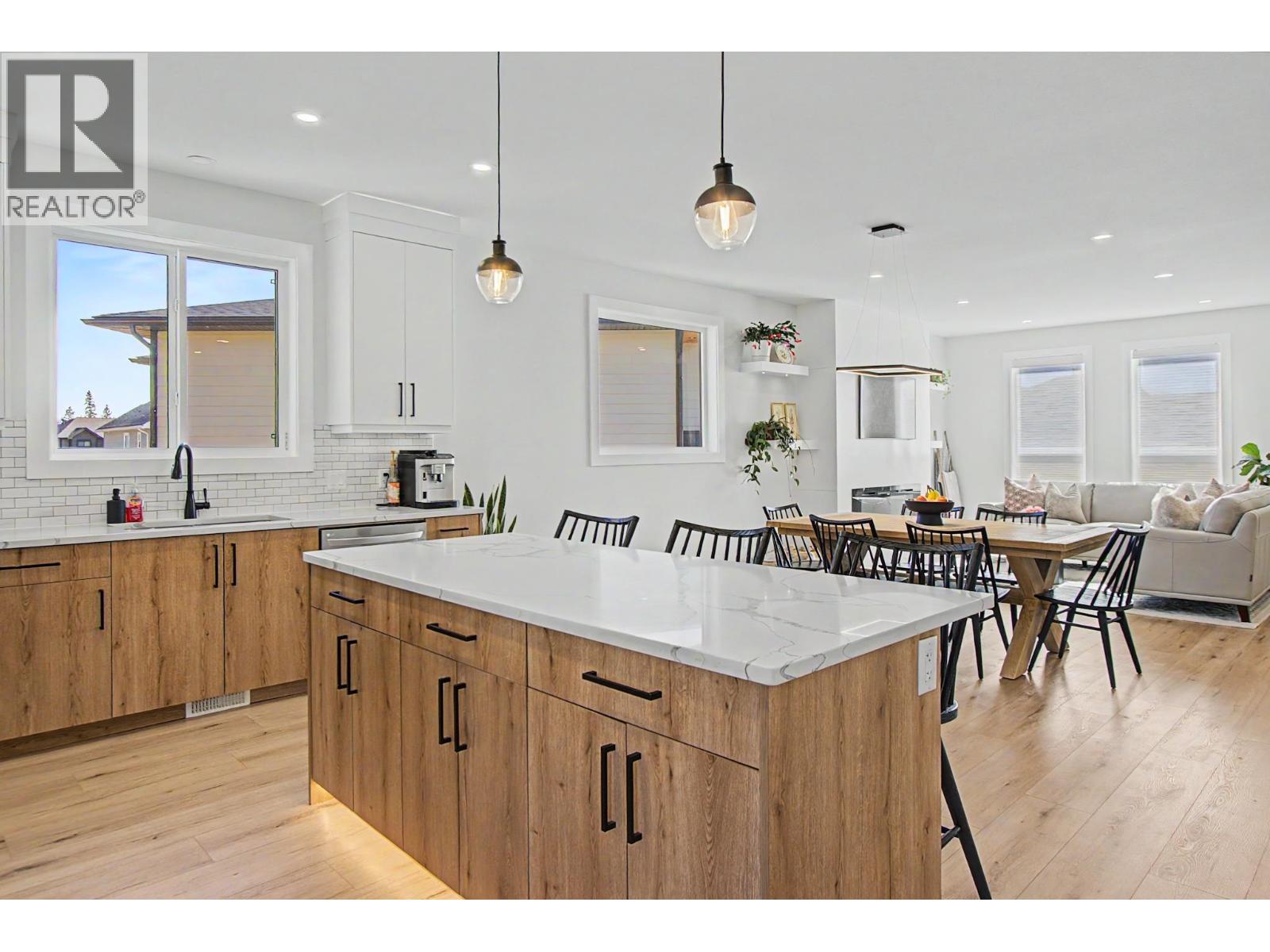 Photo 10 of 31 — 4192-4194 MEARS COURT · Prince George, BC