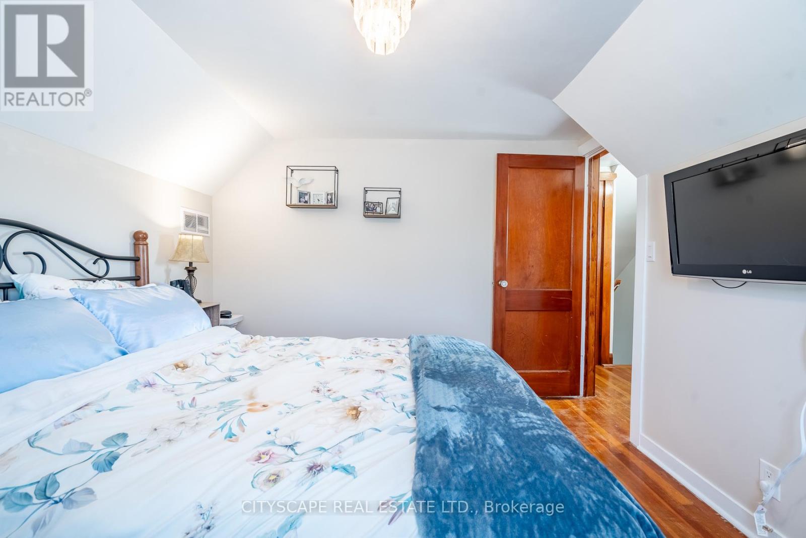 7992 PETER STREET — photo 20