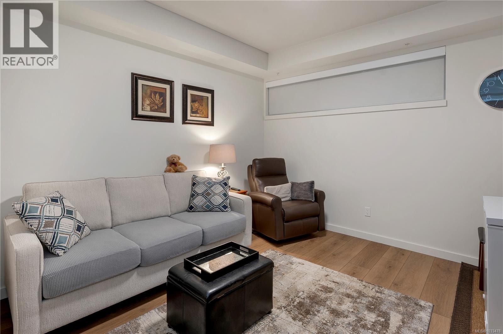 #204 684 Island Hwy S - 16