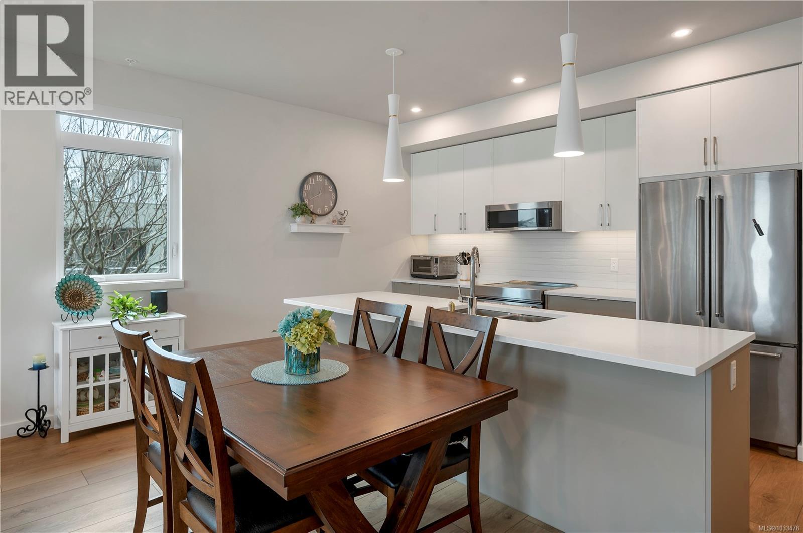 #204 684 Island Hwy S - 4