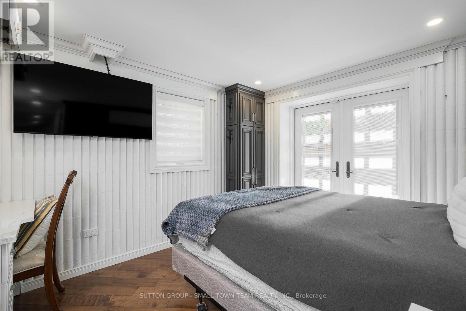114 LAKESHORE ROAD W — photo 21