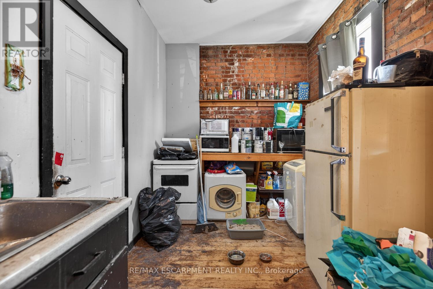38 HESS STREET S - 10