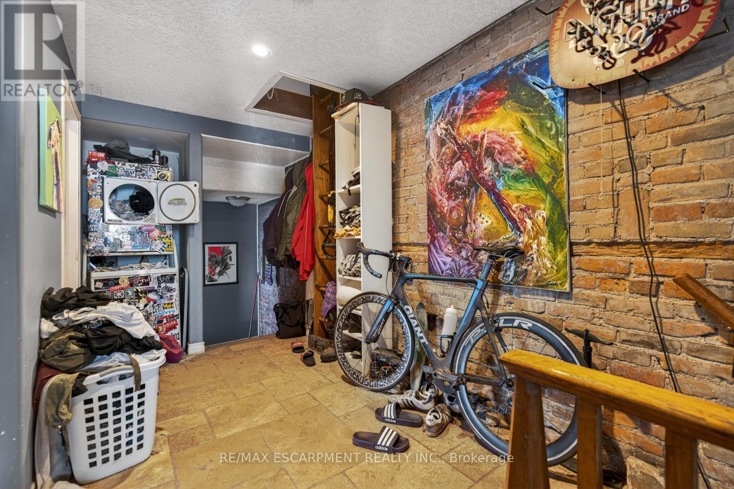 38 HESS STREET S - 15