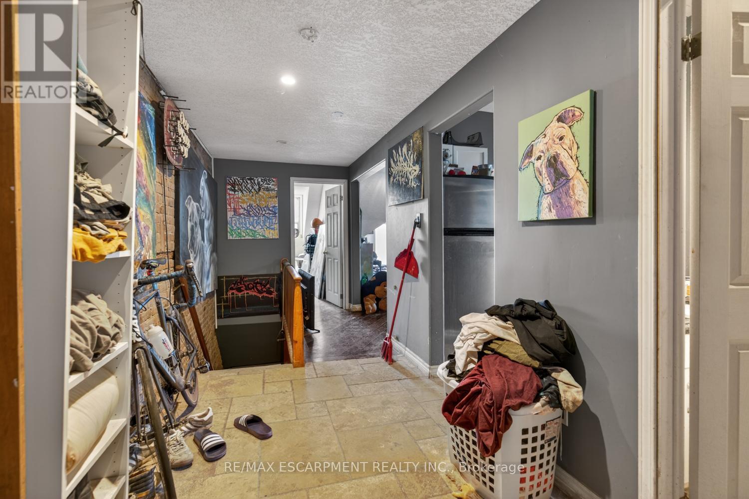 38 HESS STREET S - 17