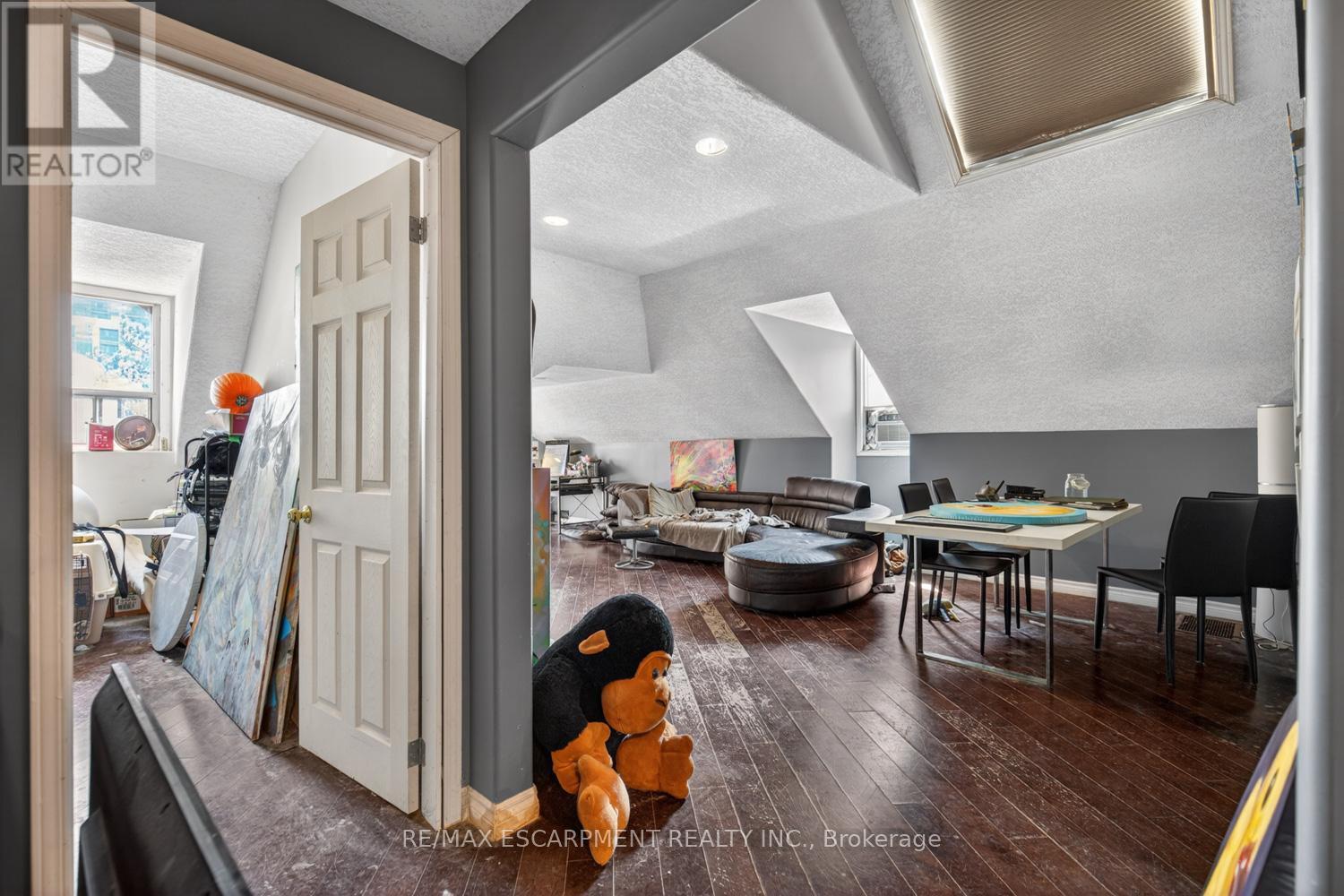 38 HESS STREET S - 18
