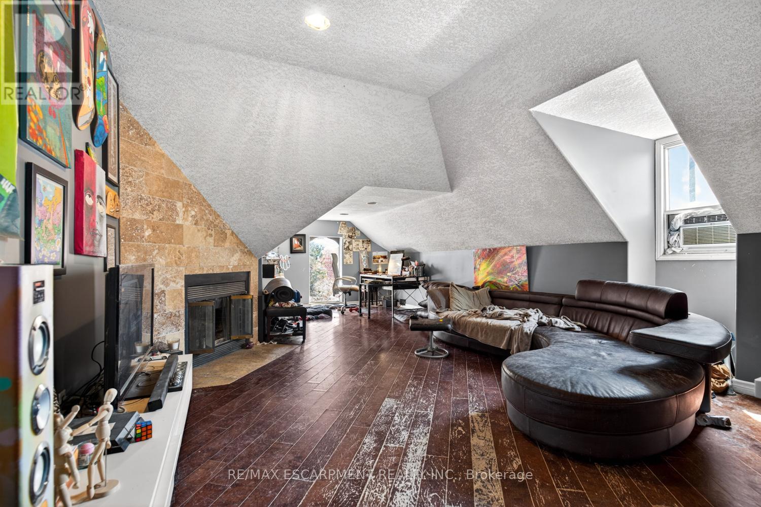 38 HESS STREET S - 21