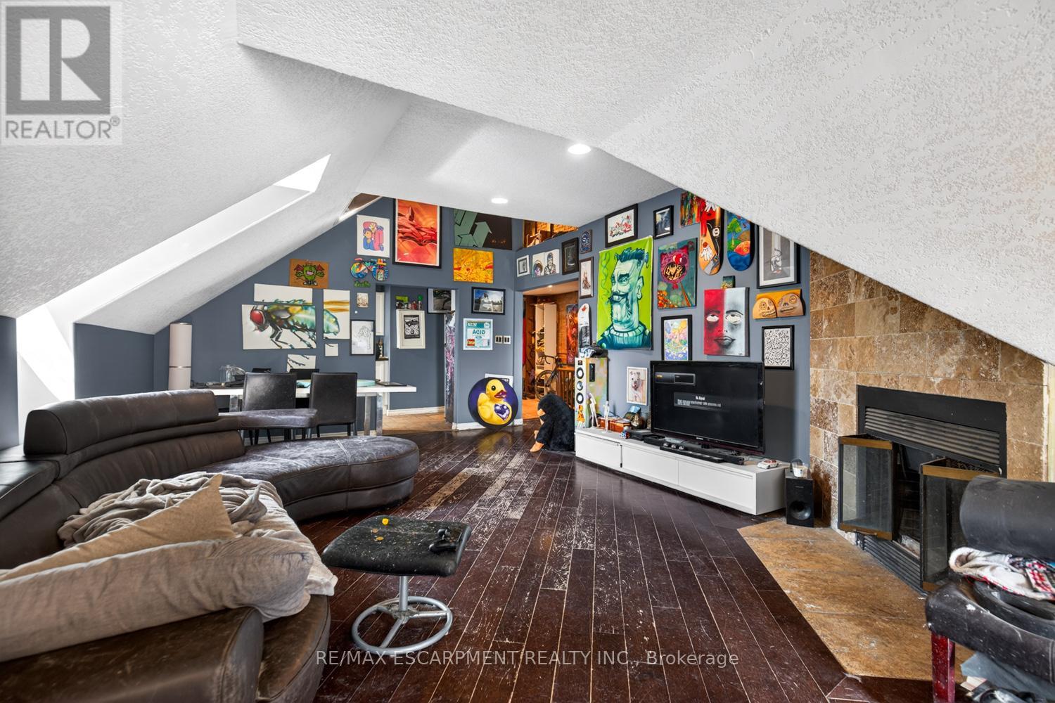38 HESS STREET S - 23