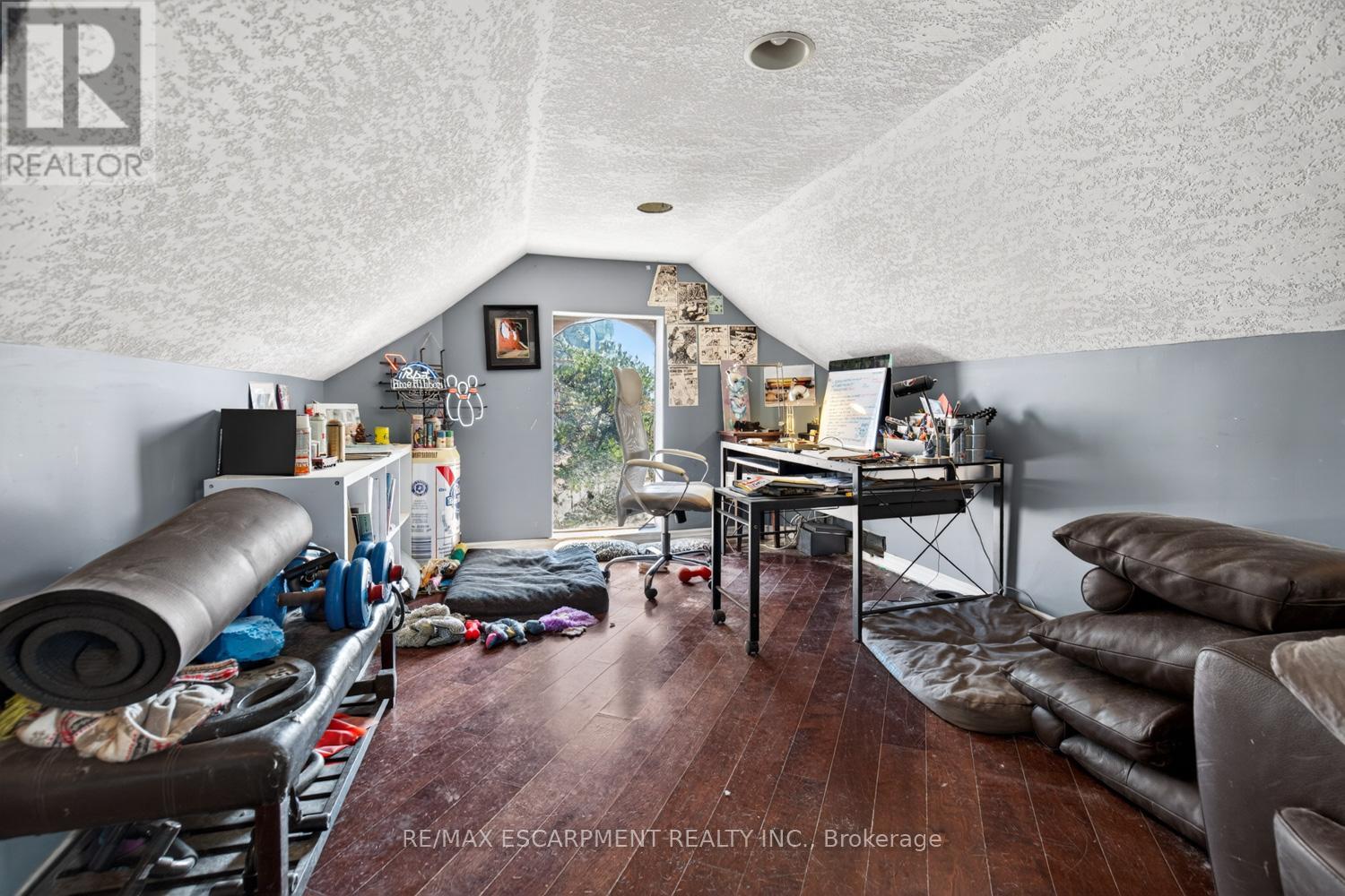38 HESS STREET S - 24