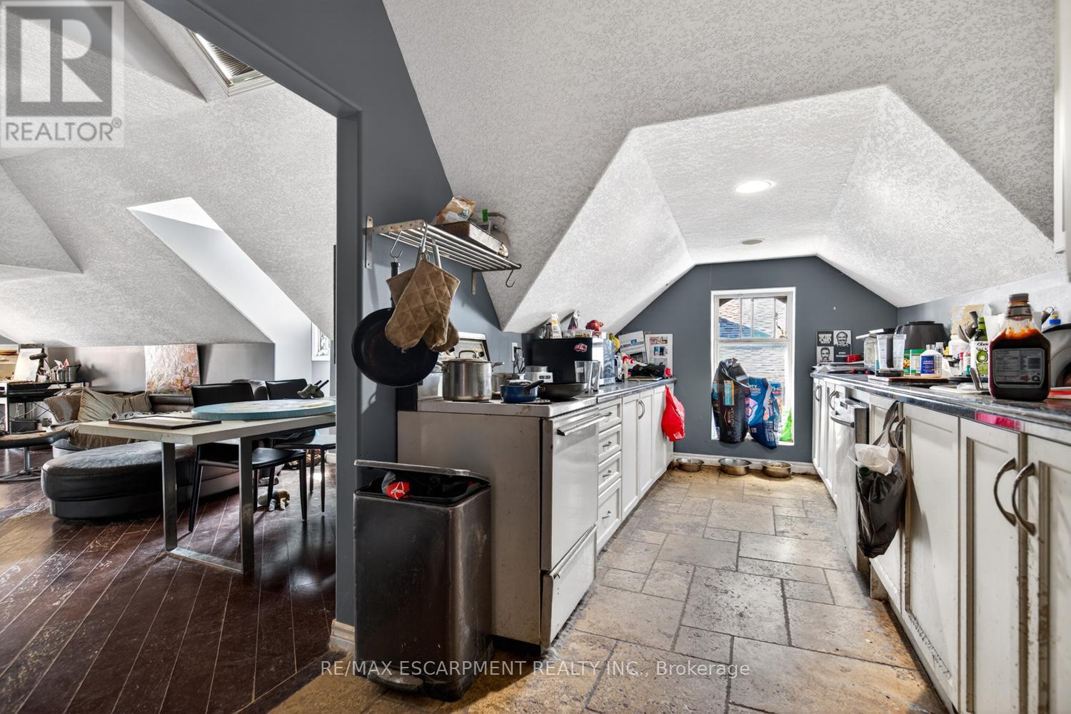 38 HESS STREET S - 25