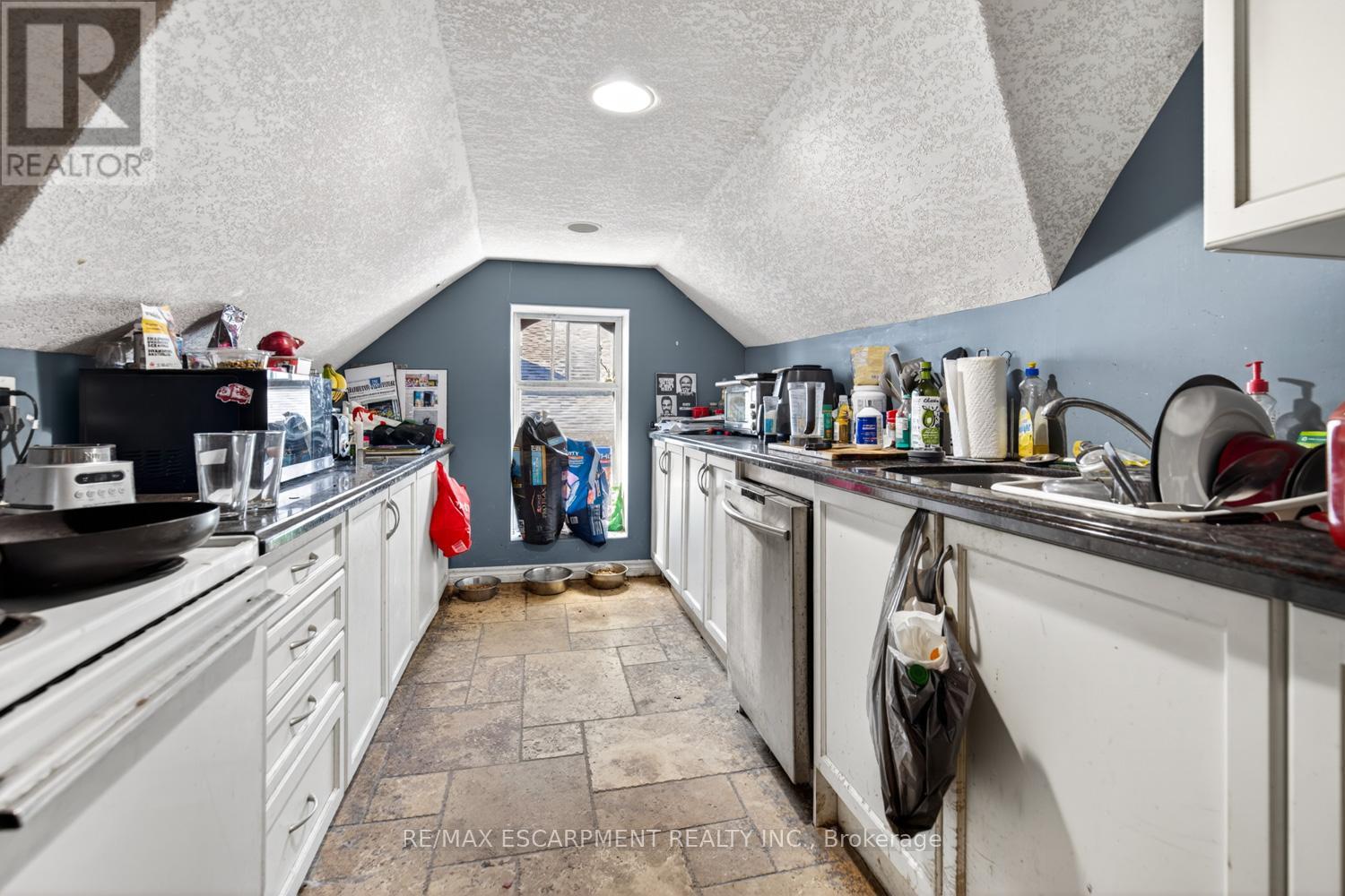 38 HESS STREET S - 26