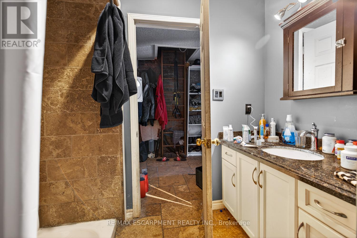 38 HESS STREET S - 31