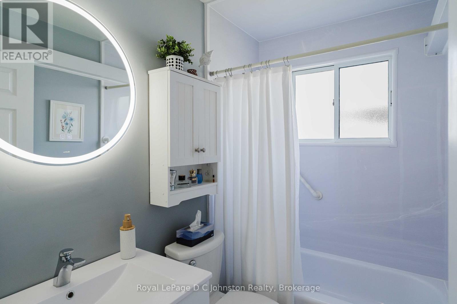 Beautifully Renovated 4PC Bathroom