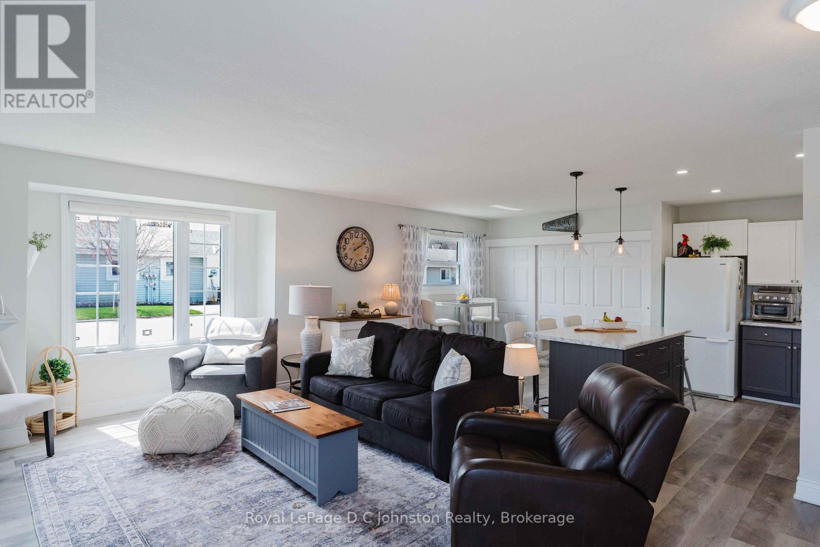 Light & Bright Living/Dining  Room