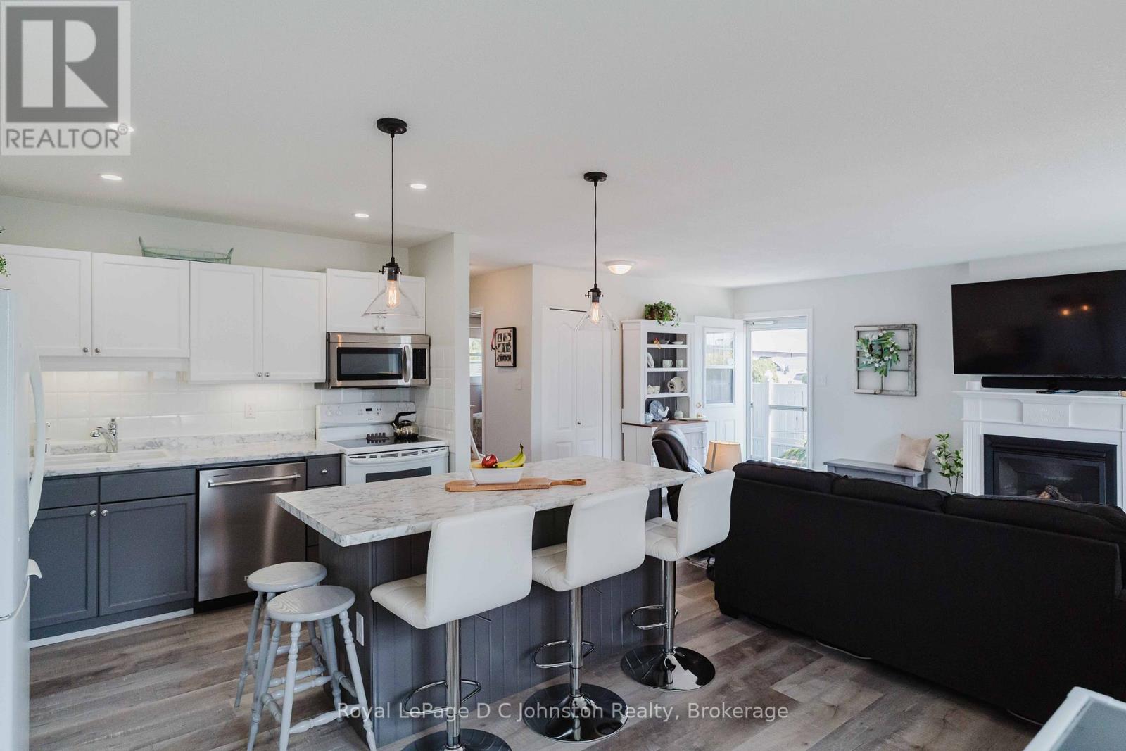 Modern lighting - Newer Dishwasher. B/I Microwave