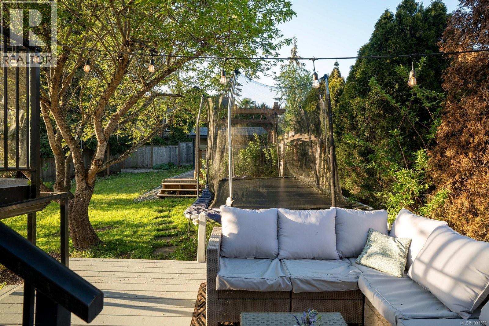  860 Verdier Avenue, Central Saanich