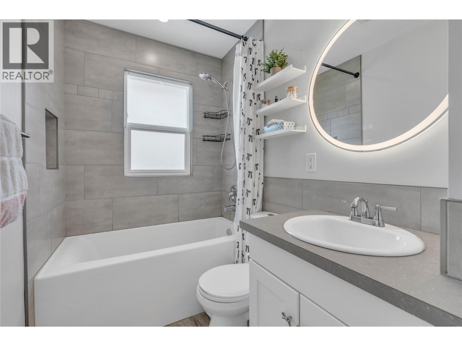 13807 Spencer Avenue, Summerland