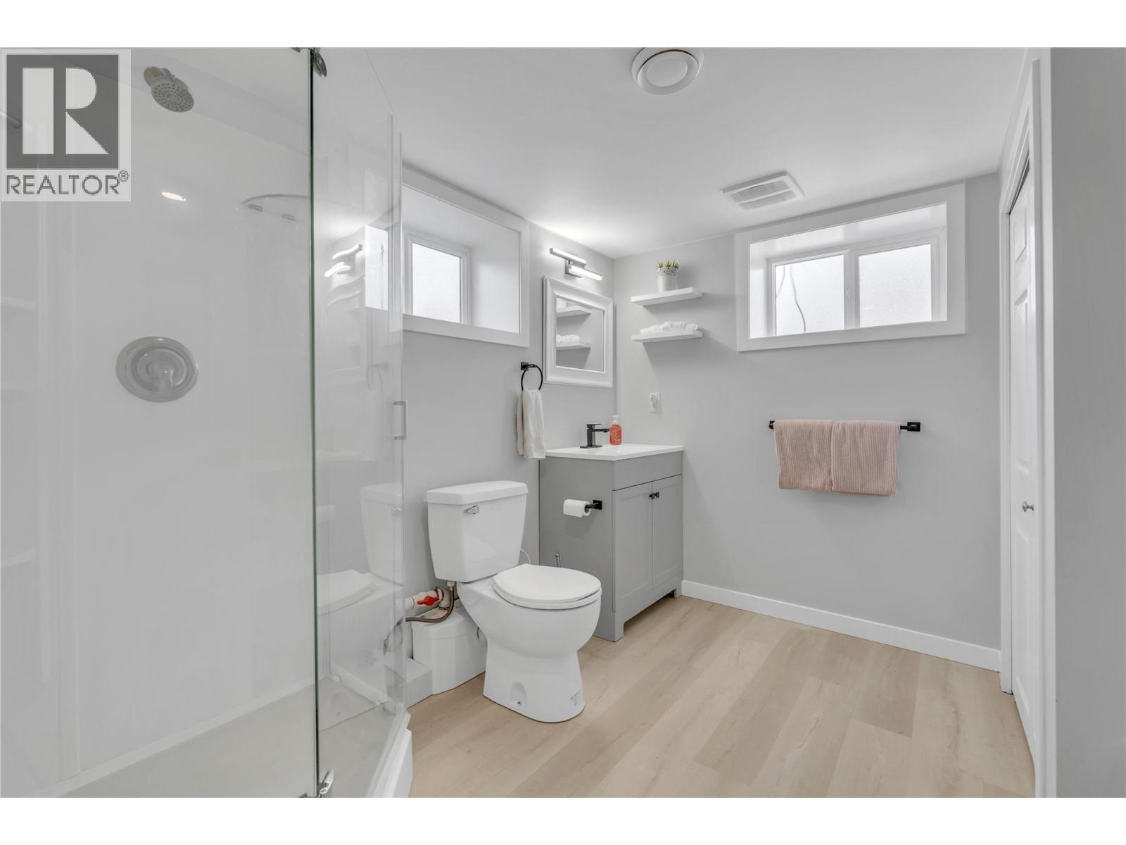 13807 Spencer Avenue, Summerland