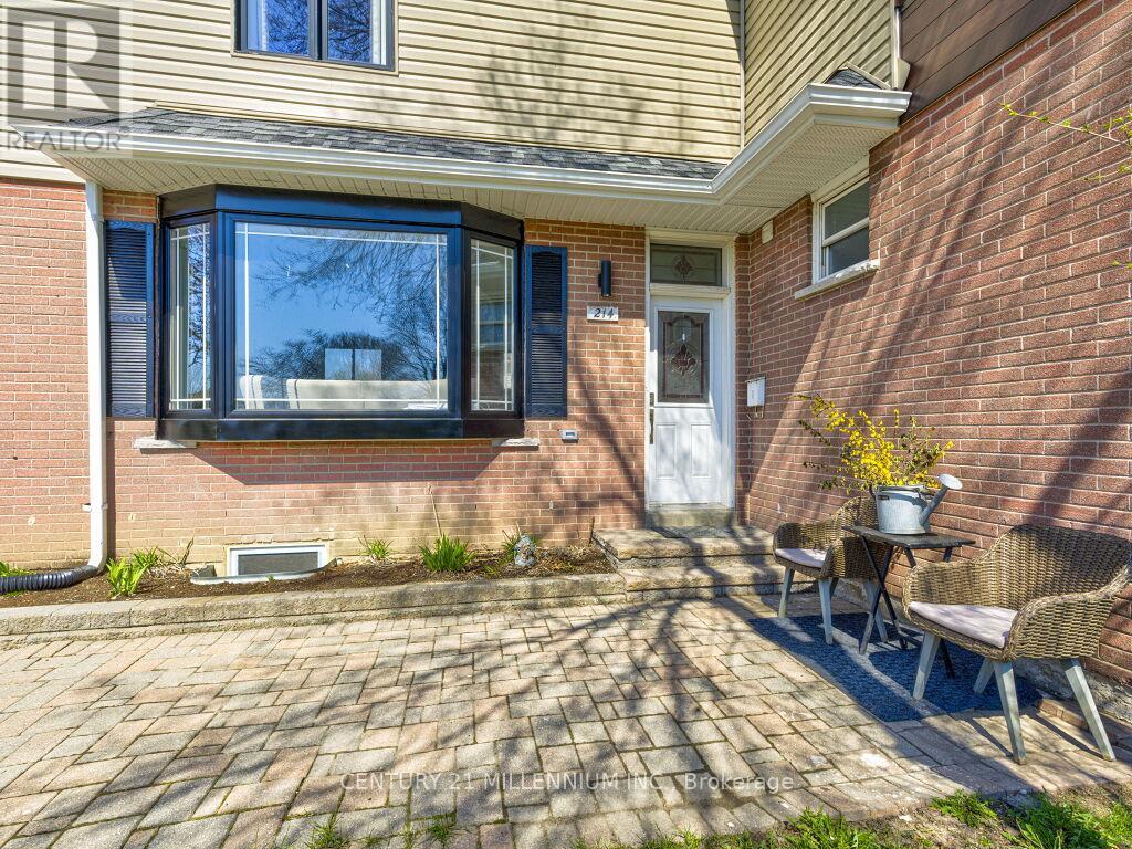 214 FOLKSTONE CRESCENT — photo 3