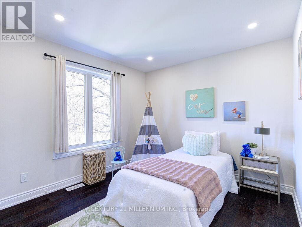 214 FOLKSTONE CRESCENT — photo 31