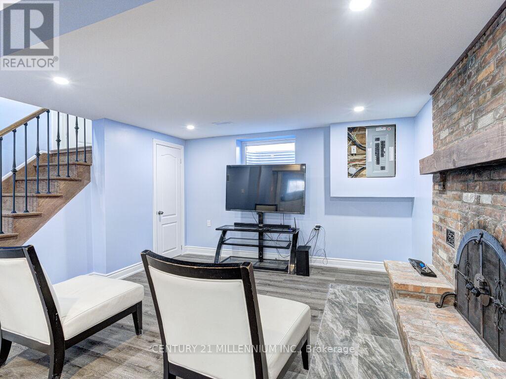 214 FOLKSTONE CRESCENT — photo 37