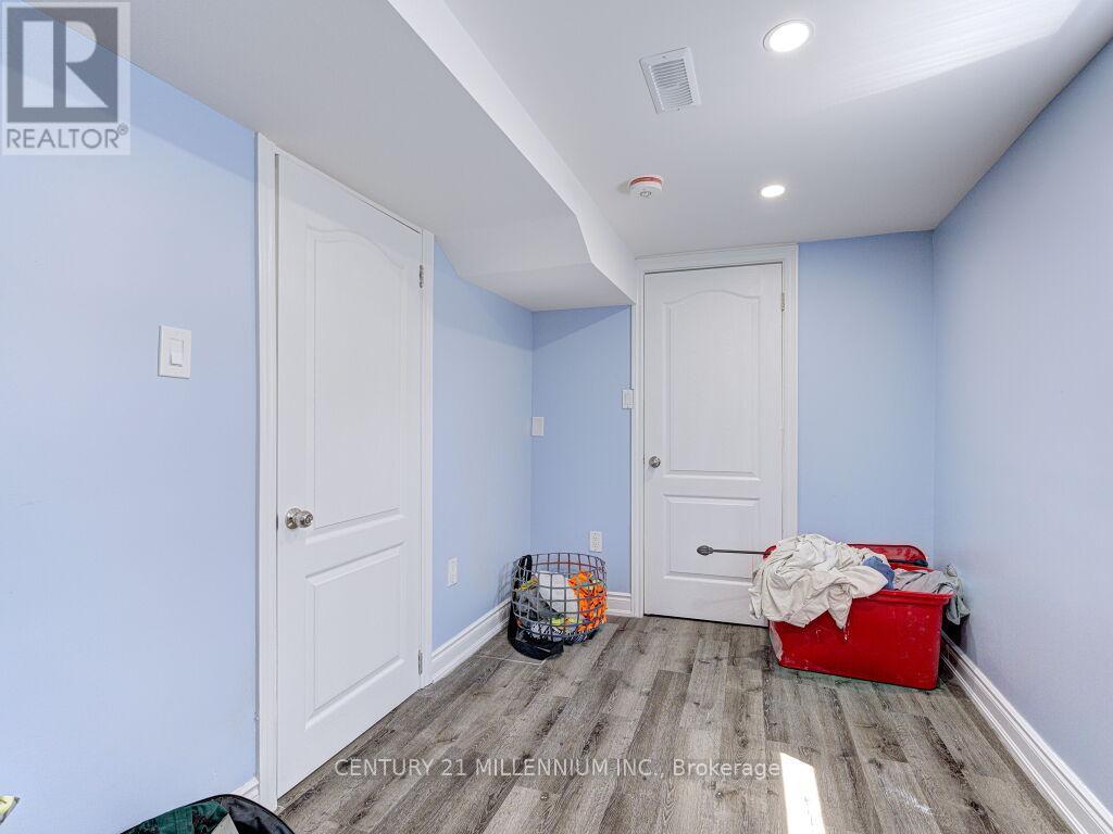214 FOLKSTONE CRESCENT — photo 38