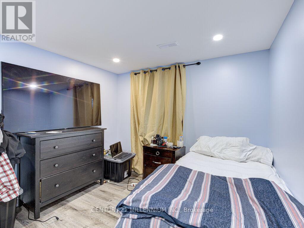 214 FOLKSTONE CRESCENT — photo 39