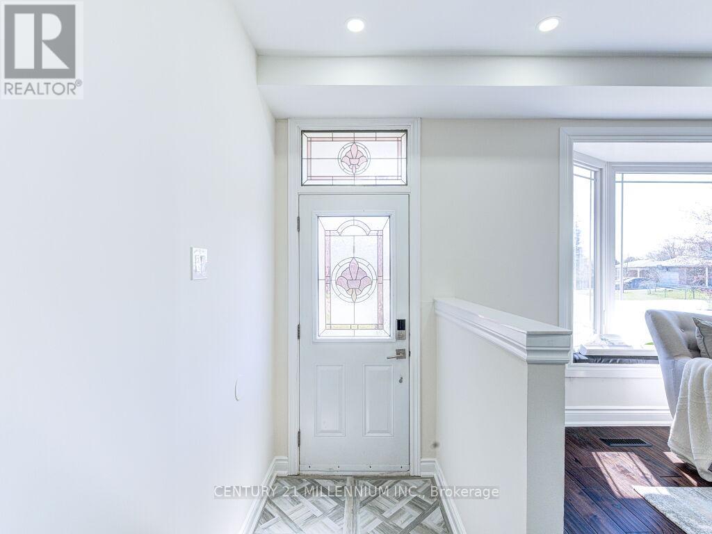 214 FOLKSTONE CRESCENT — photo 4