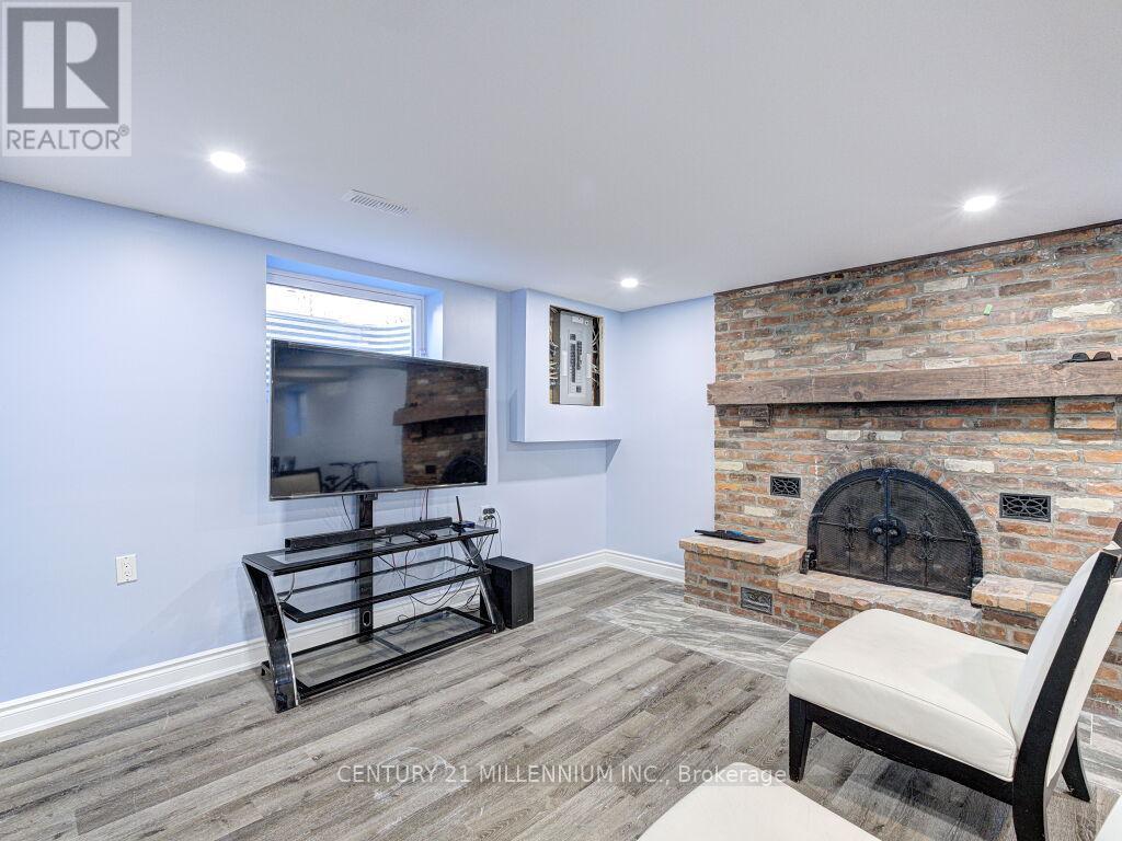 214 FOLKSTONE CRESCENT — photo 40