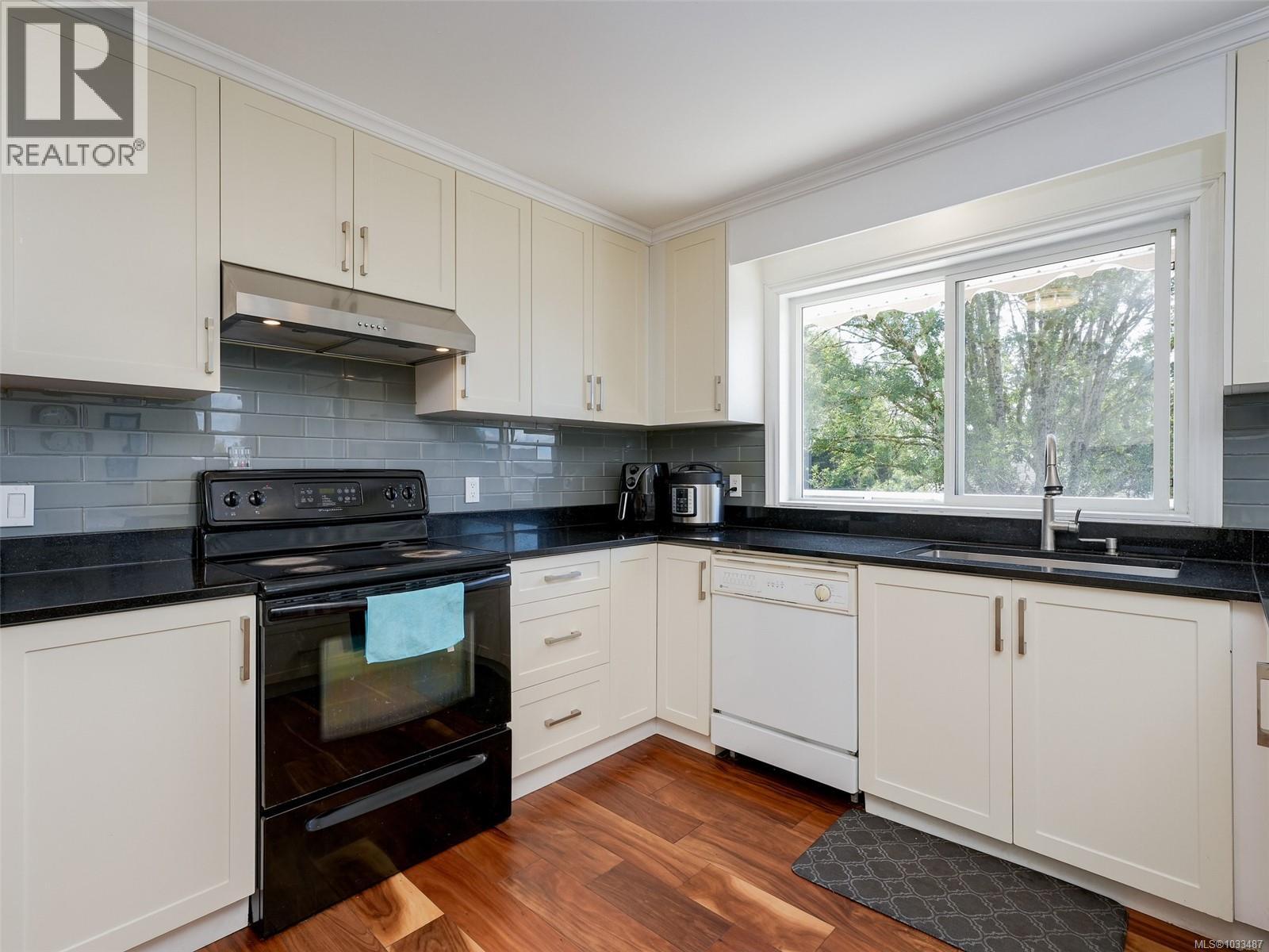 948 McKenzie Ave - 3
