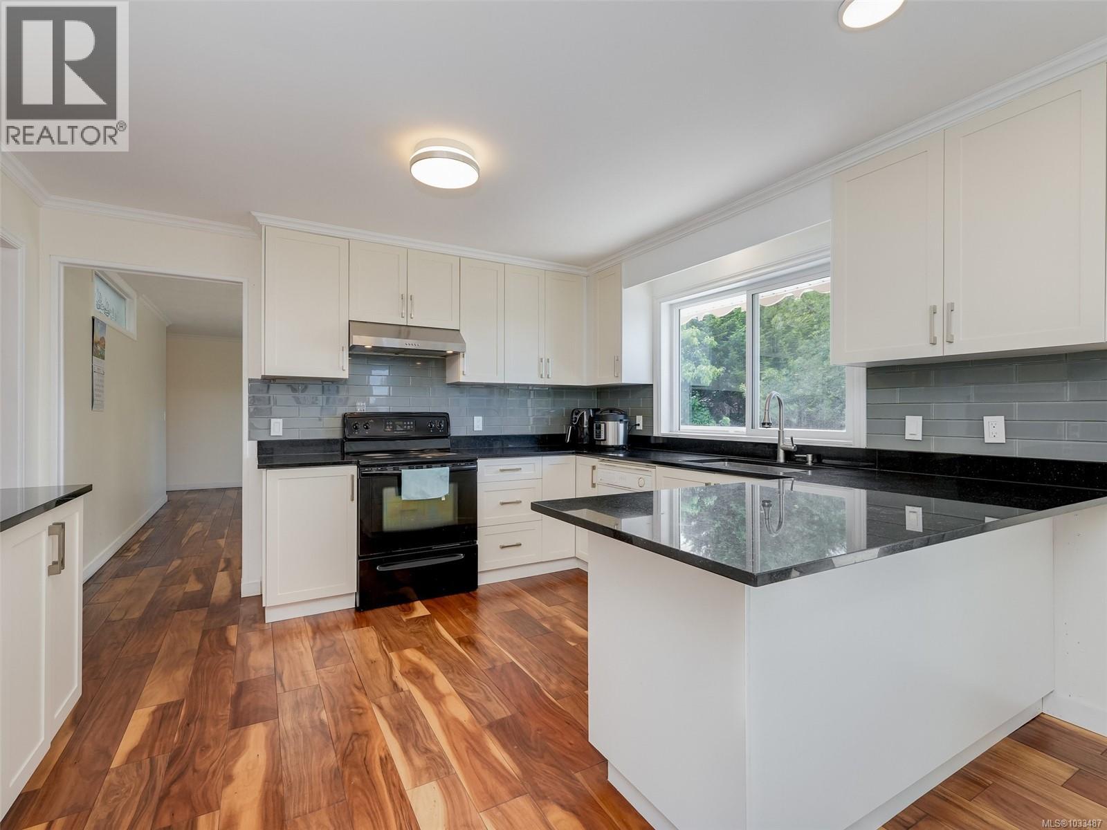 948 McKenzie Ave - 5