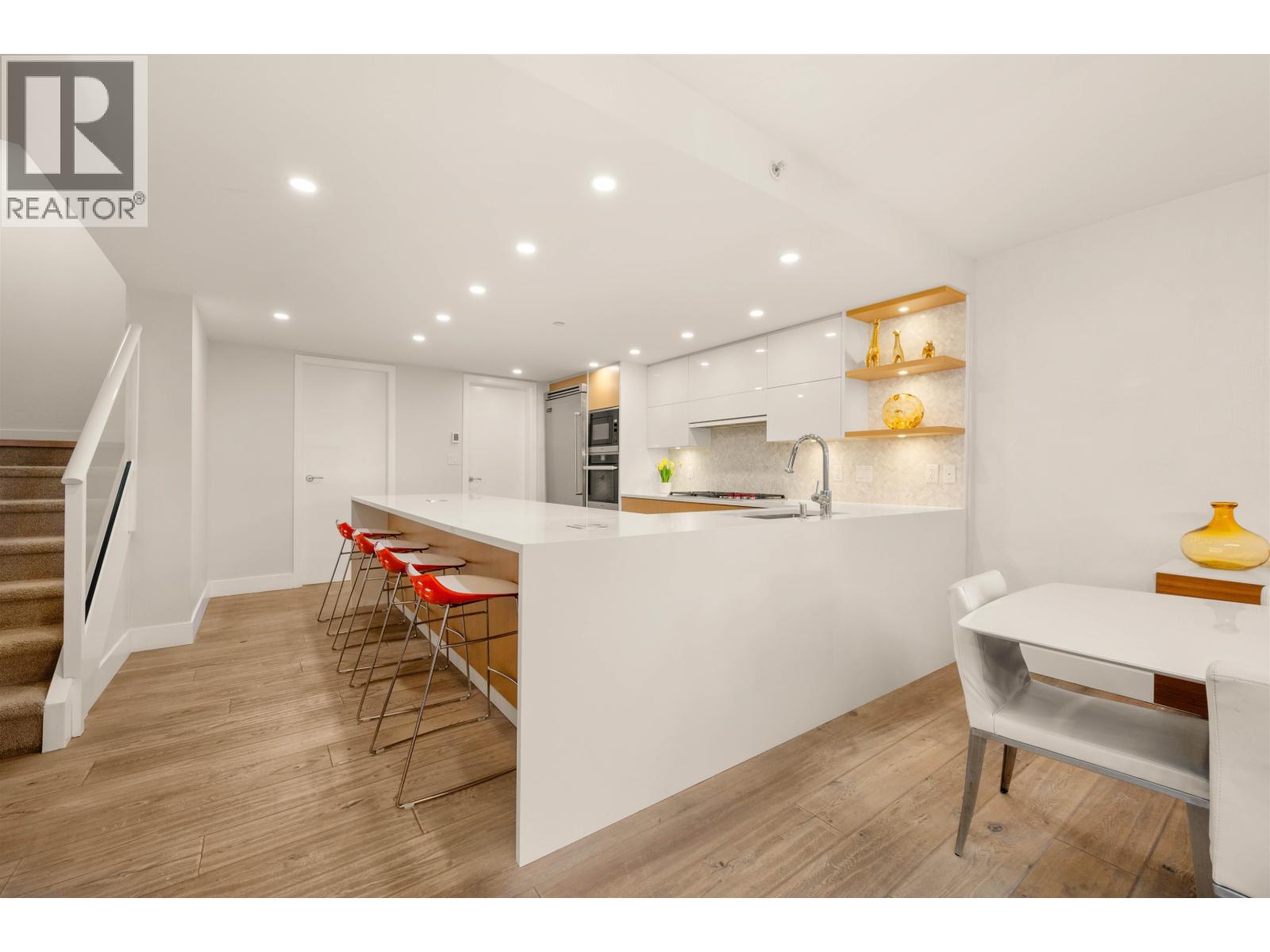 595 BEACH CRESCENT, Vancouver