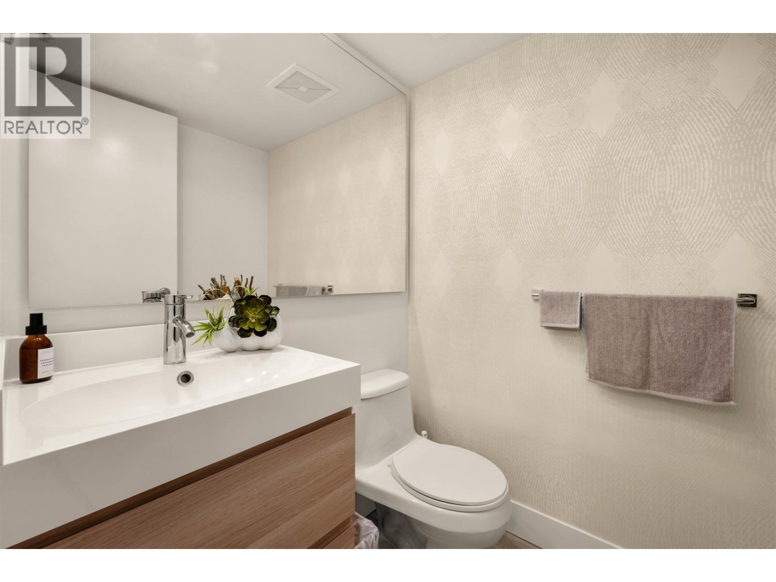 595 BEACH CRESCENT, Vancouver