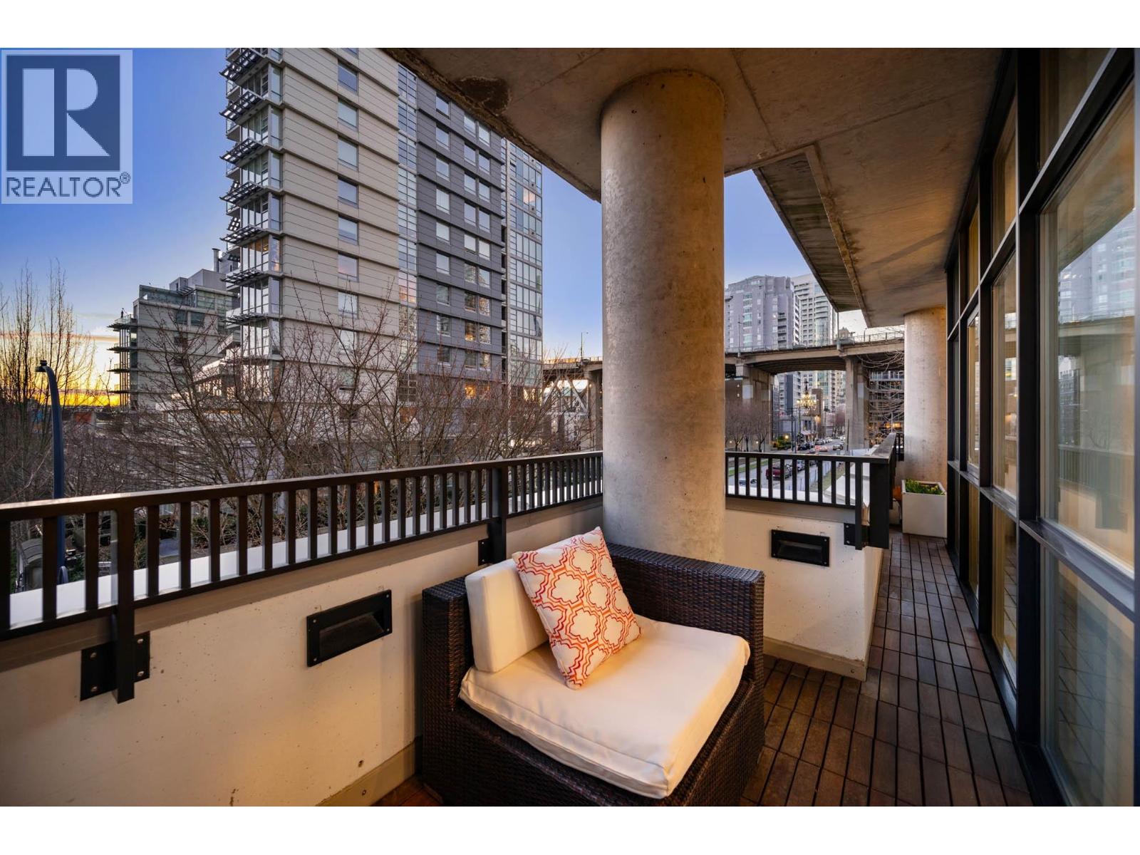 595 BEACH CRESCENT, Vancouver