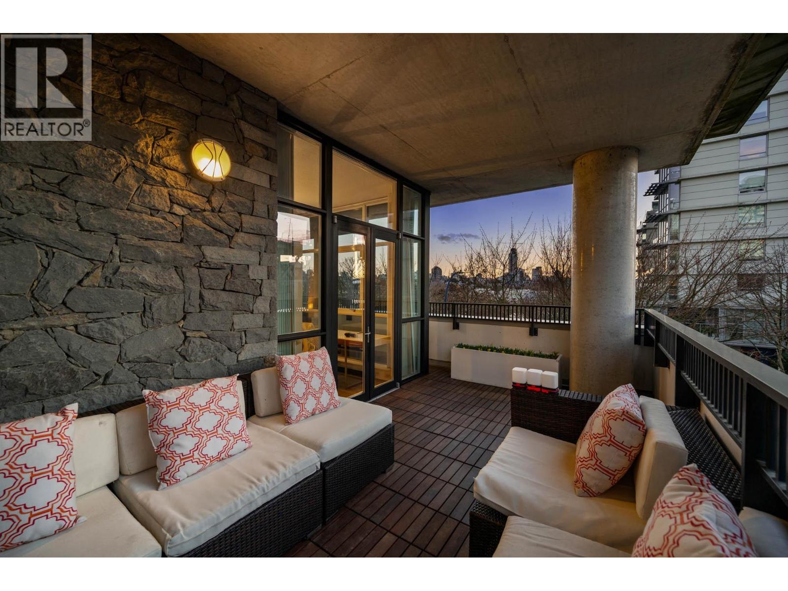 595 BEACH CRESCENT, Vancouver