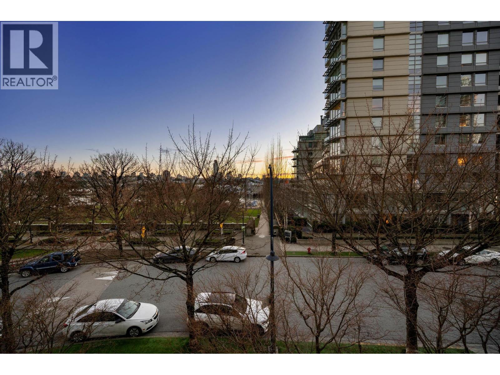 595 BEACH CRESCENT, Vancouver