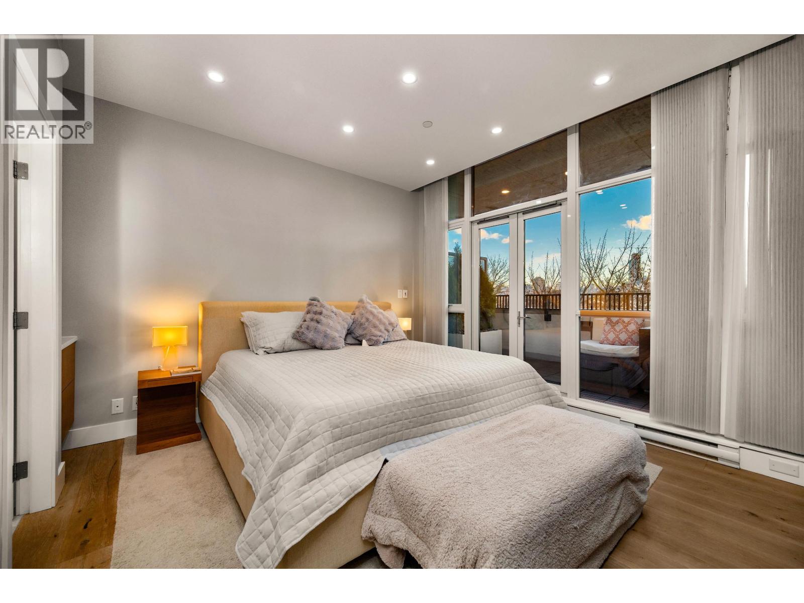 595 BEACH CRESCENT, Vancouver