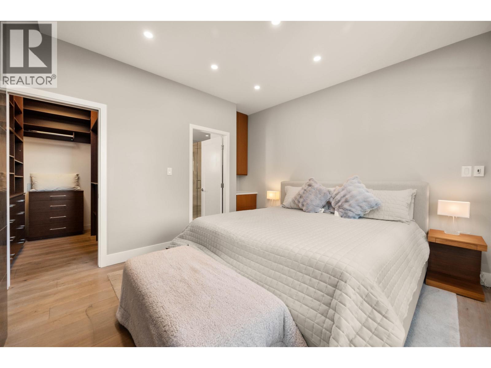 595 BEACH CRESCENT, Vancouver