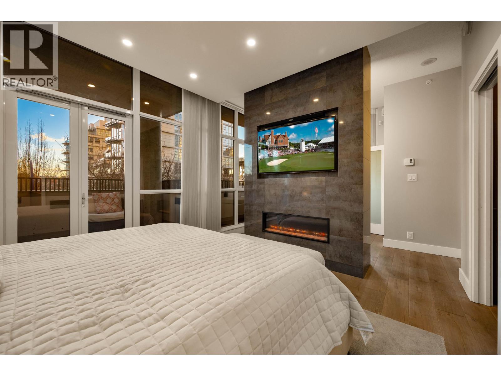 595 BEACH CRESCENT, Vancouver