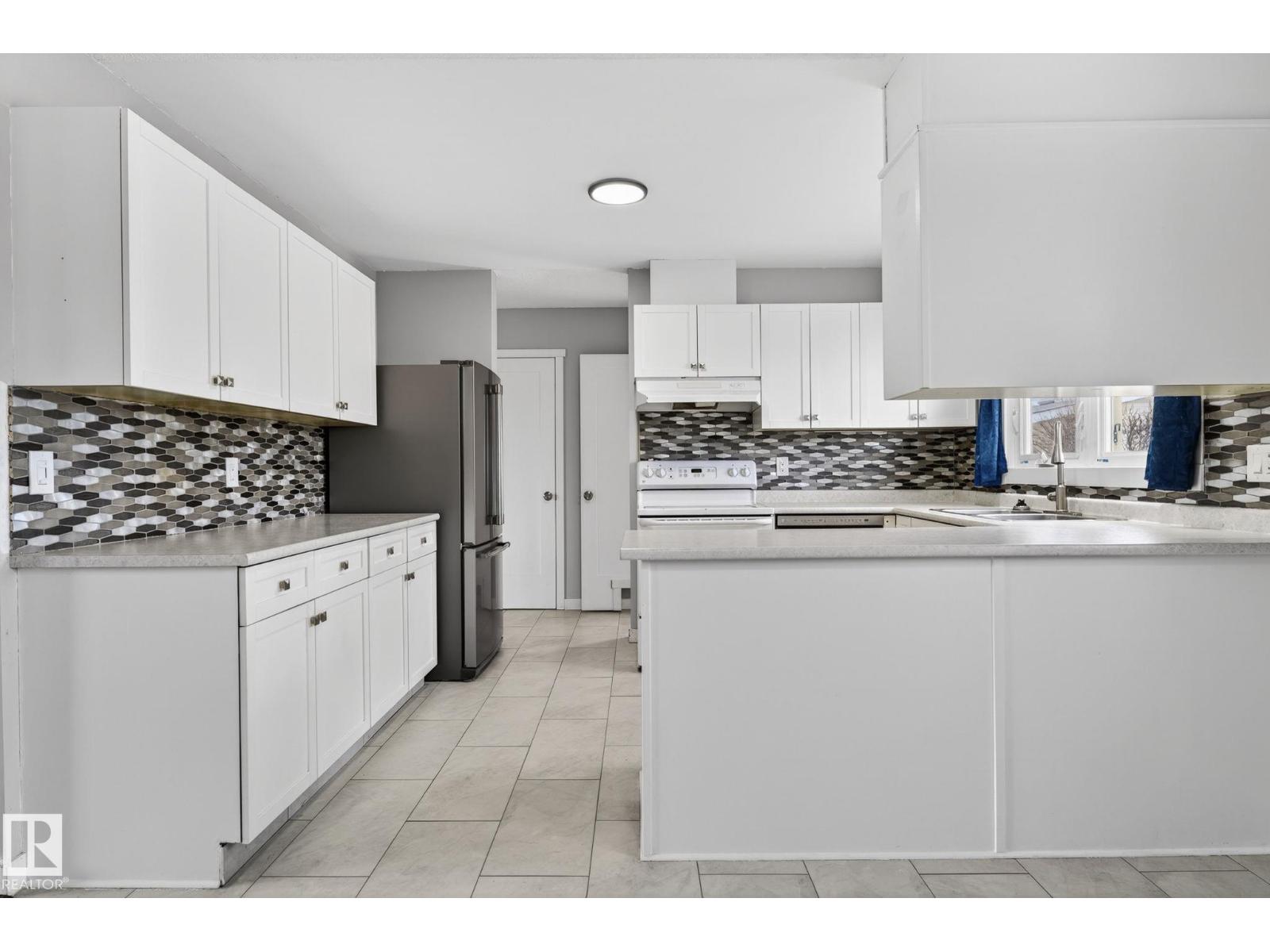 12404 50 ST NW NW, Edmonton