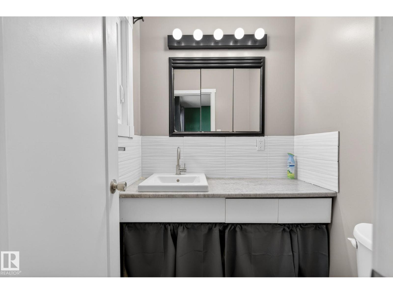 12404 50 ST NW NW, Edmonton