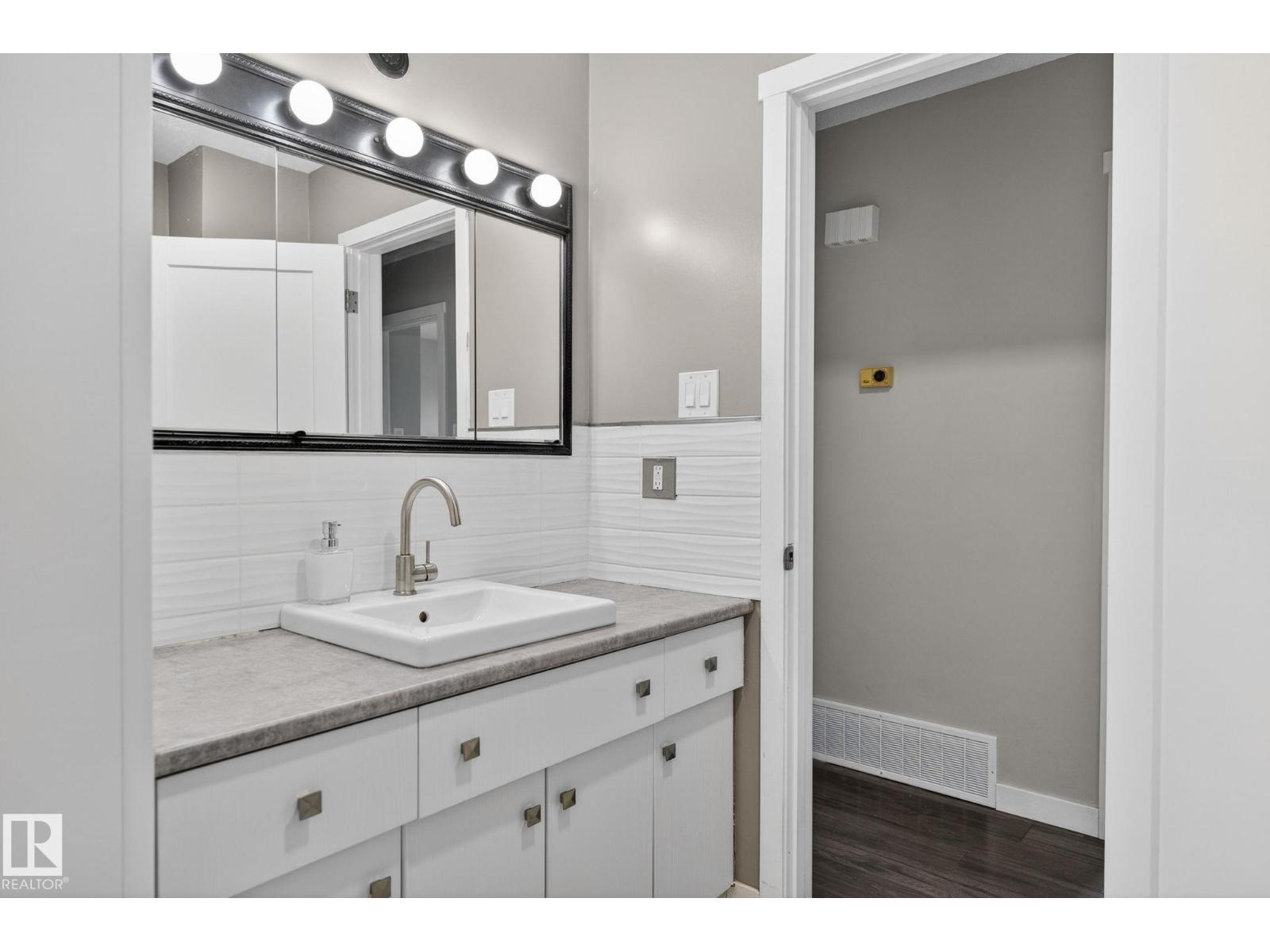 12404 50 ST NW NW, Edmonton