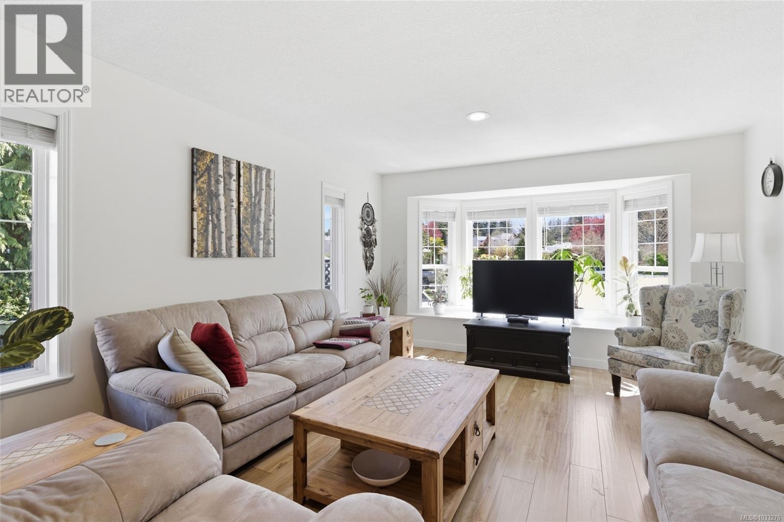 834 Woodside Cres - Image 2