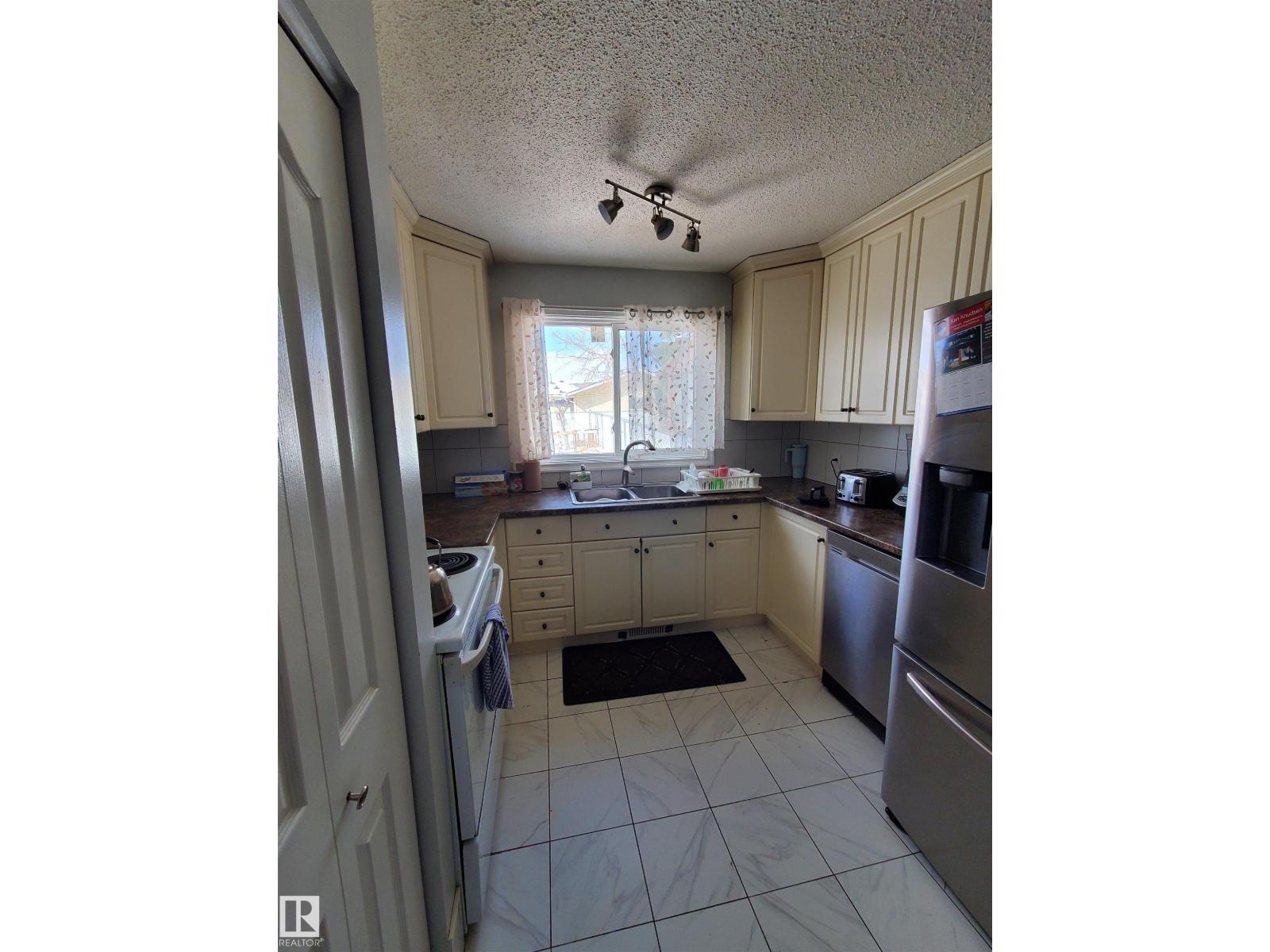 11814 157 AV NW, Edmonton