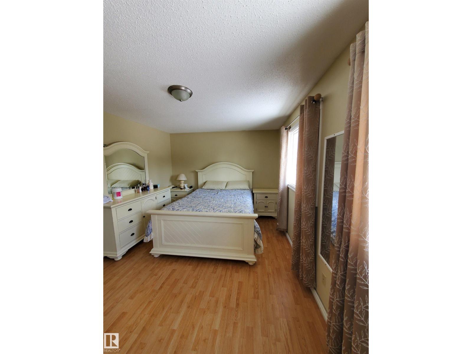 11814 157 AV NW, Edmonton