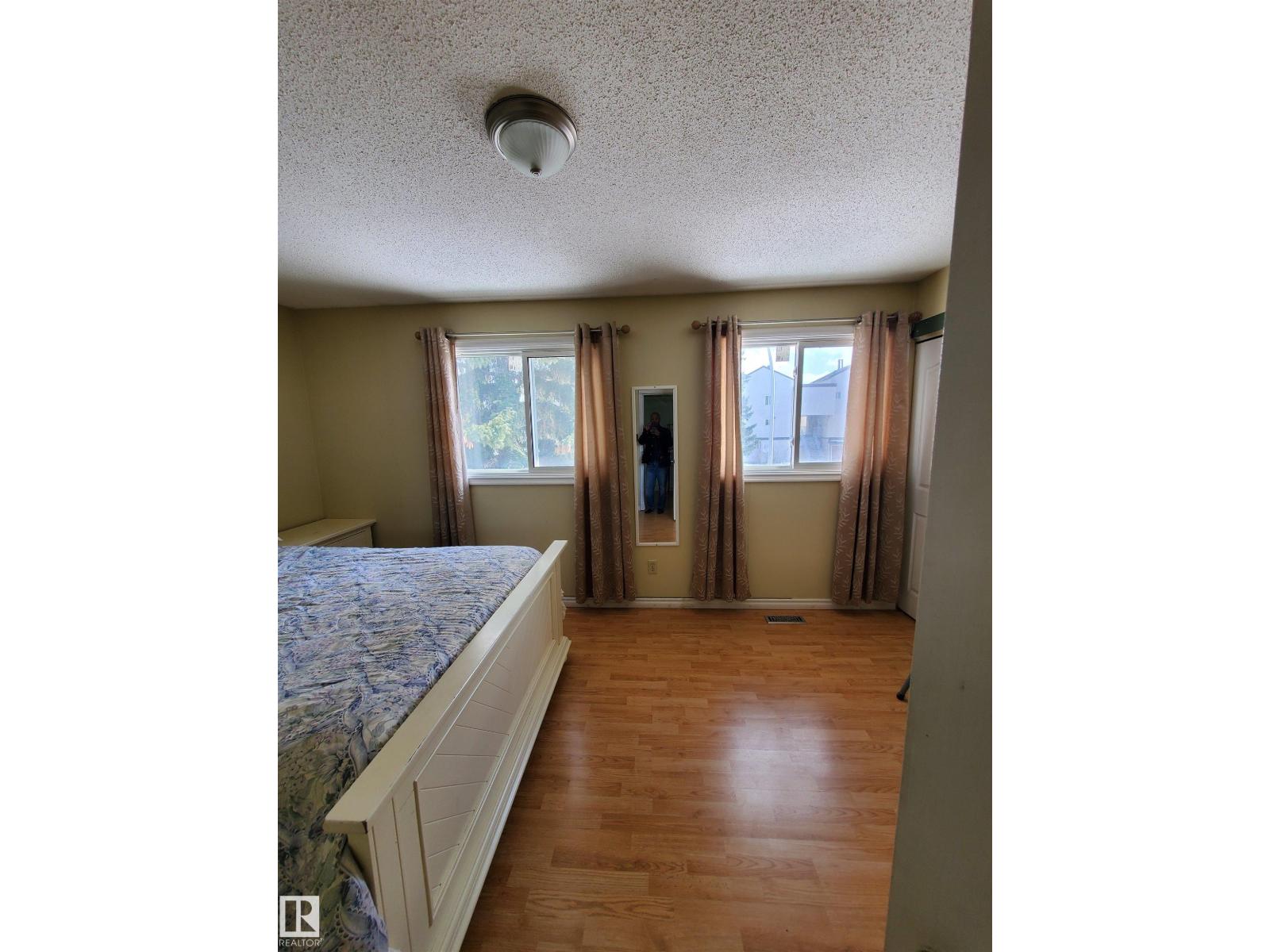 11814 157 AV NW, Edmonton